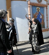 Крестный ход при колокольном звоне и окроплением святой водой.